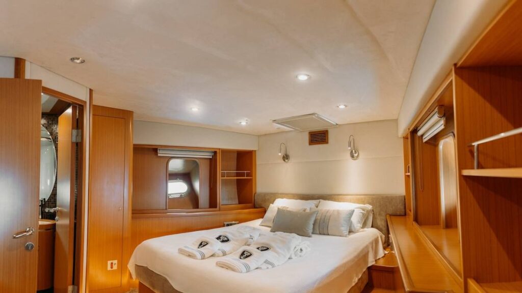 GKM-Reis yacht cabin