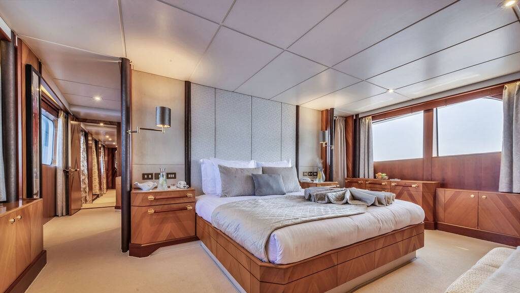 Sheergold yacht cabin