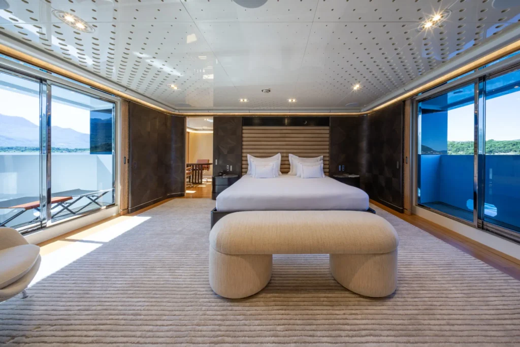 Master suite aboard M/Y Aquarius