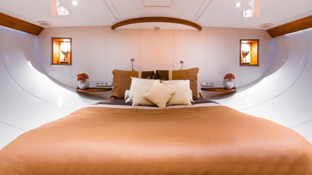 Borkumriff II guest cabin with double bed and wood joinery