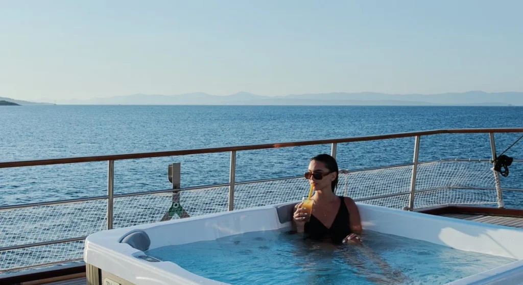 Cataleya sun deck jacuzzi with sea view