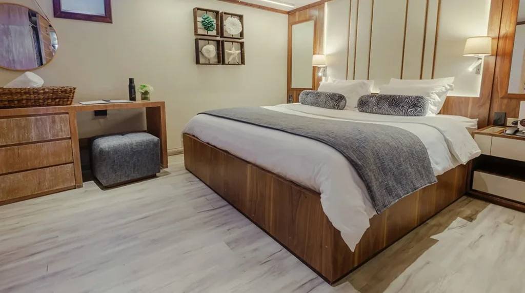 Guest cabin aboard M/Y Evolution