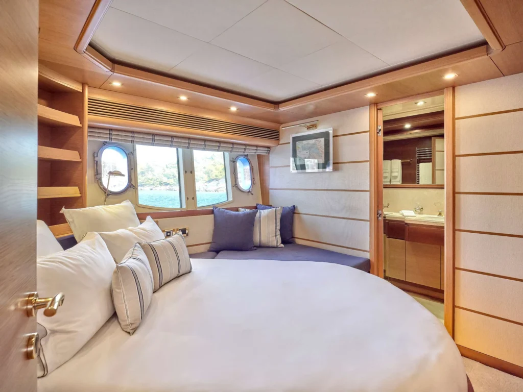 Guest cabin with double bed aboard Pareakki