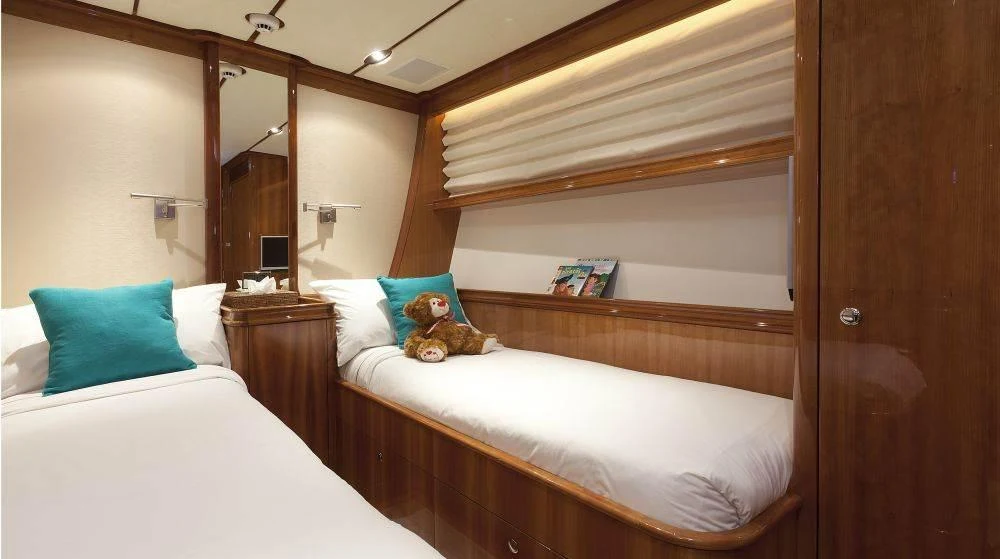 Twin guest cabin aboard sailing yacht Seabiscuit with two single beds