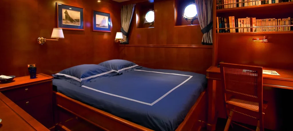 Double guest cabin aboard Zeepaard